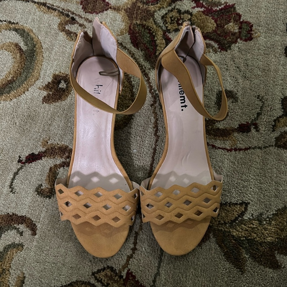 White mountain mustard yellow heels. Size 7.5 wide